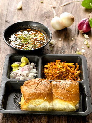 Misal Pav
Pohewala